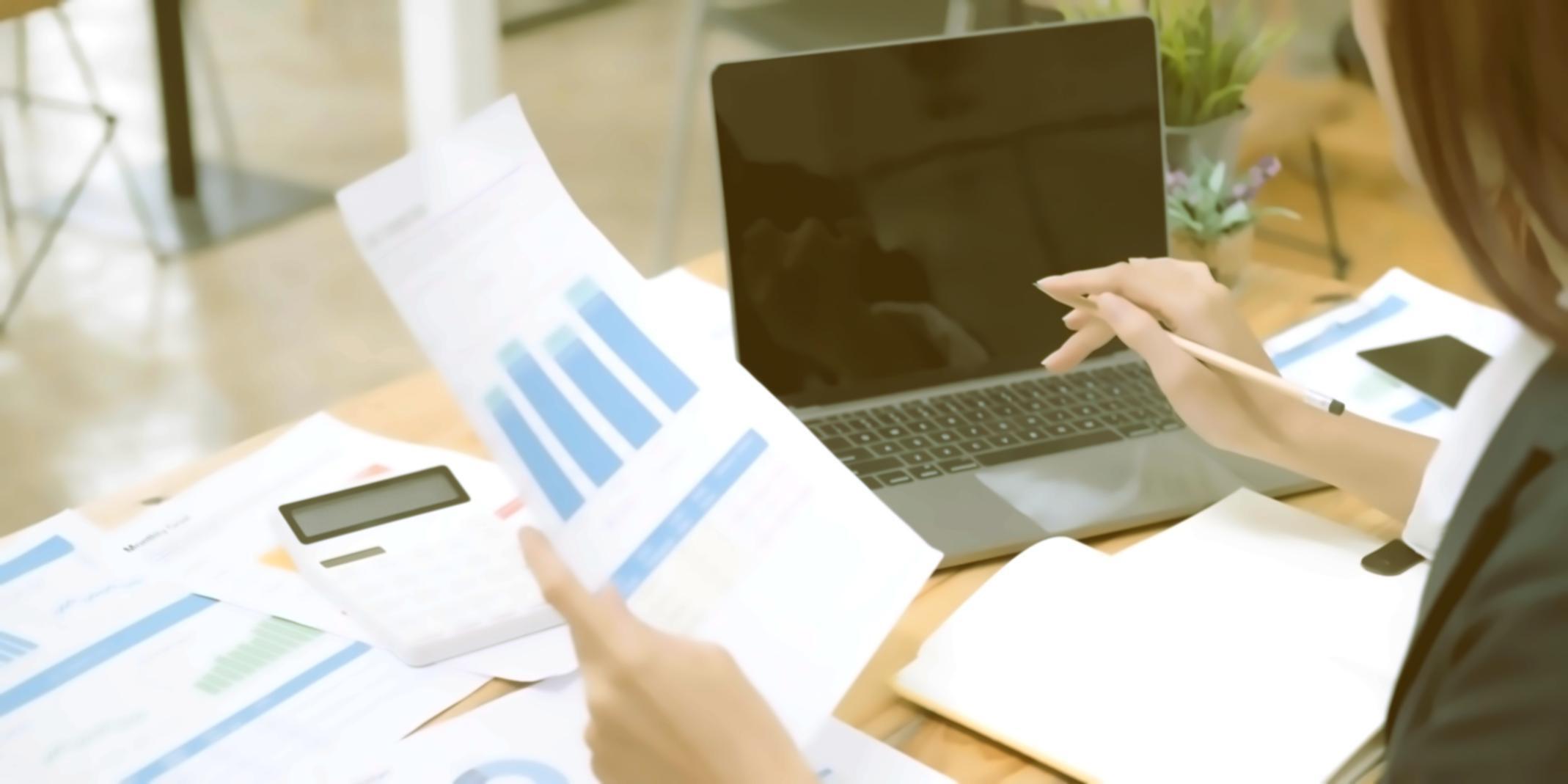 Equipo profesional conduciendo webinar de keyword research