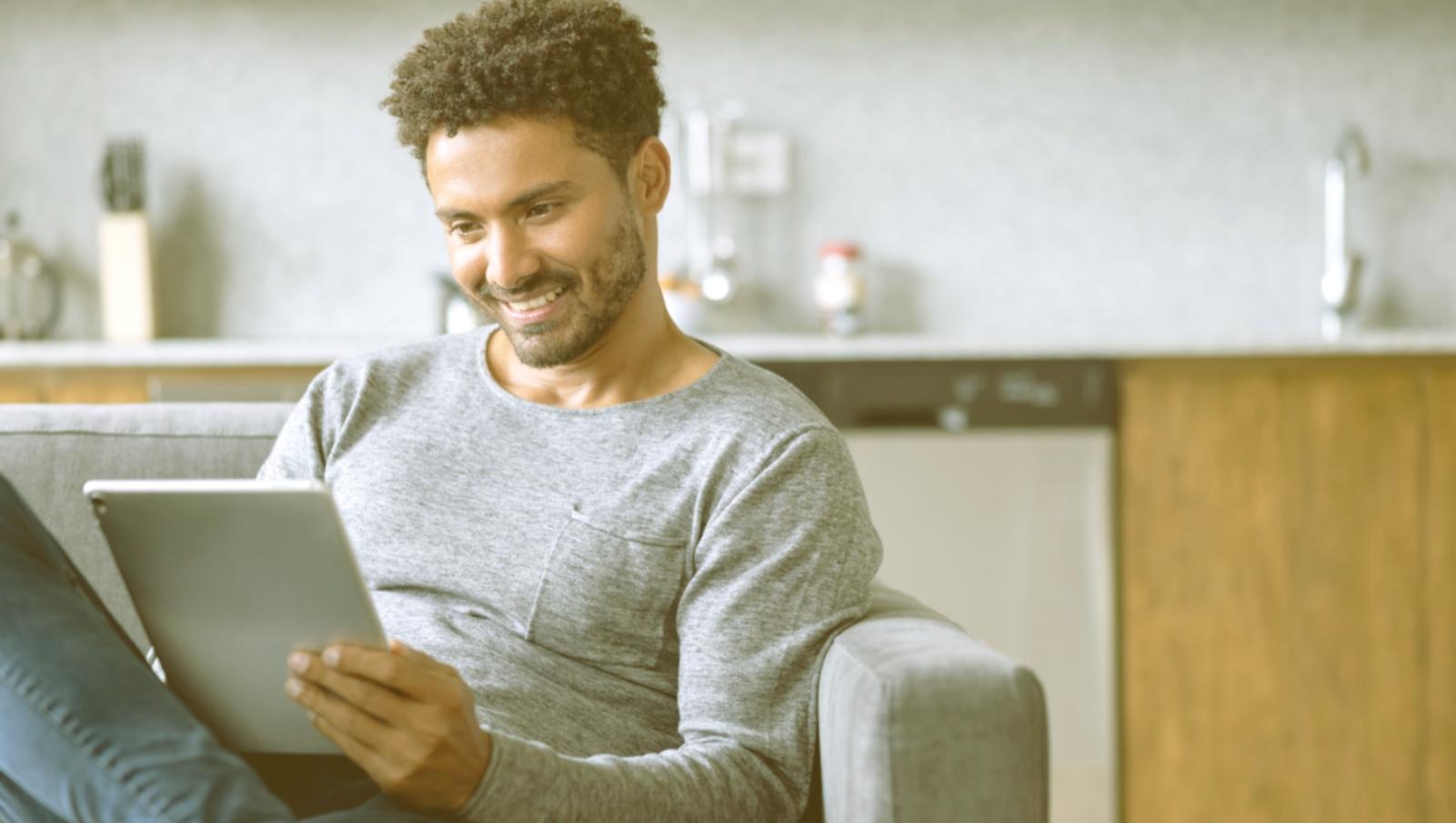 Equipo trabajando en análisis de keywords con herramientas especializadas